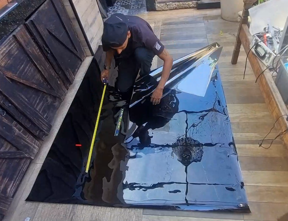 Profissional medindo e preparando película sobre uma superfície de trabalho